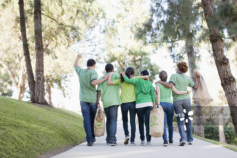 一群朋友在公园的小路上行走图片素材