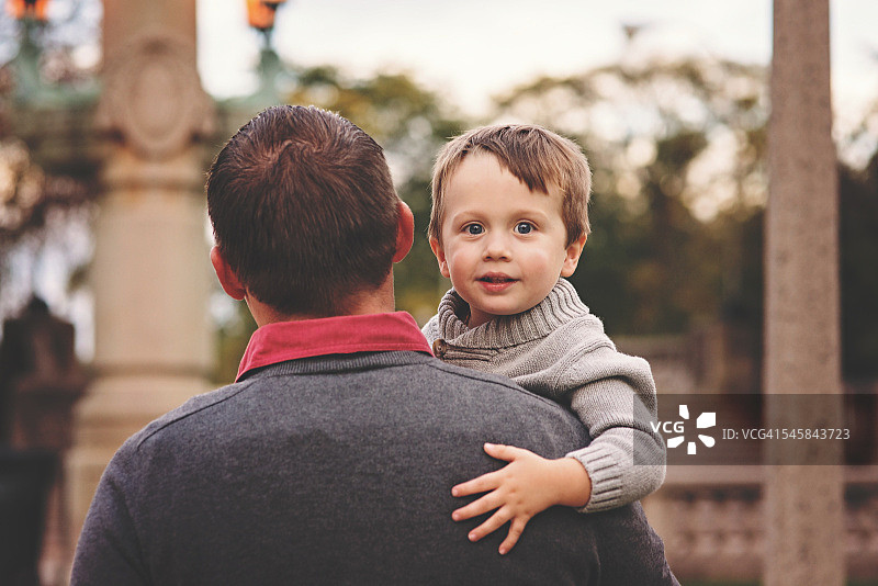爸爸扛着小男孩图片素材