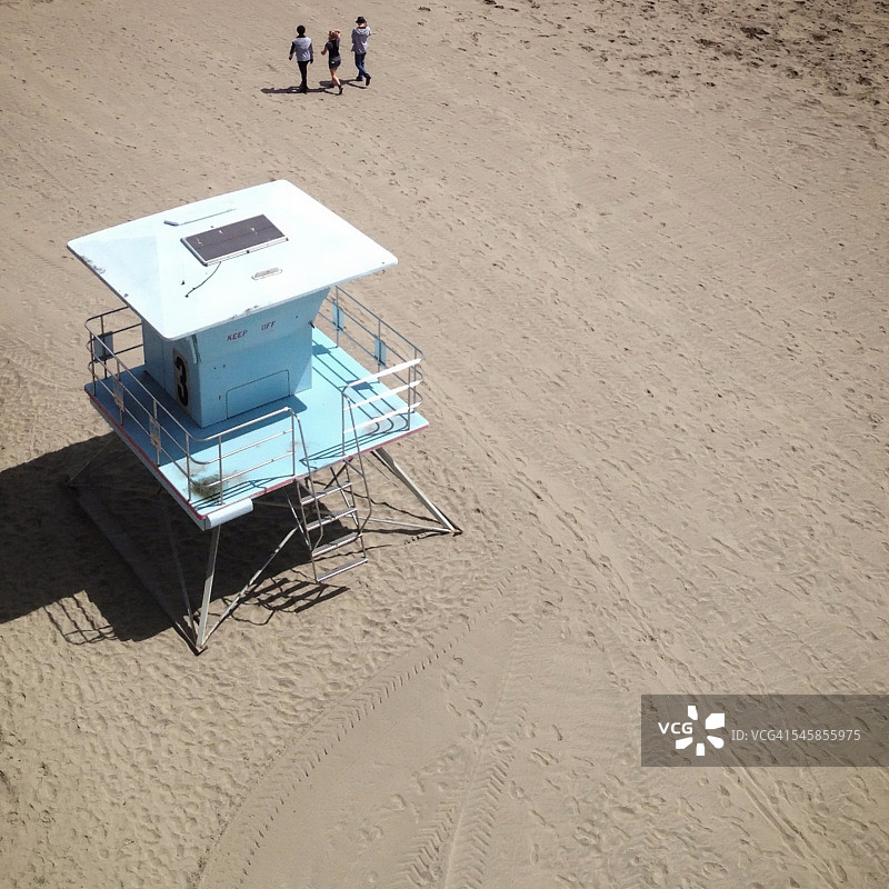 美国加利福尼亚州圣克鲁斯阳光明媚的救生员小屋高角度视图图片素材