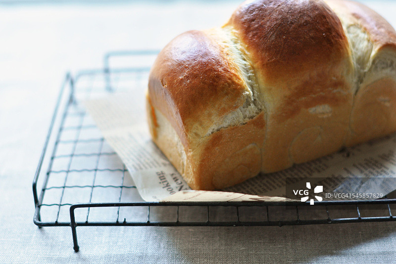 金属栅格上的新鲜面包图片素材