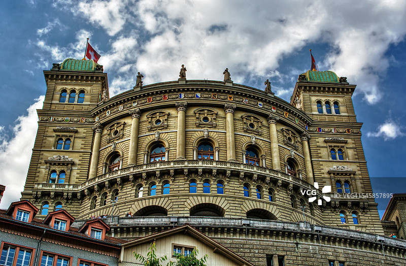 瑞士伯尔尼联邦宫上空的阴天图片素材