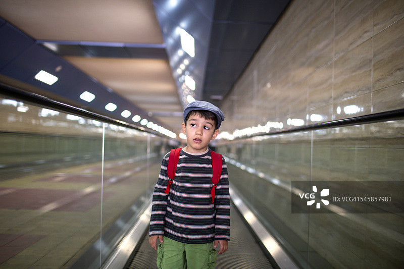 保加利亚索非亚站在自动扶梯上的男孩图片素材
