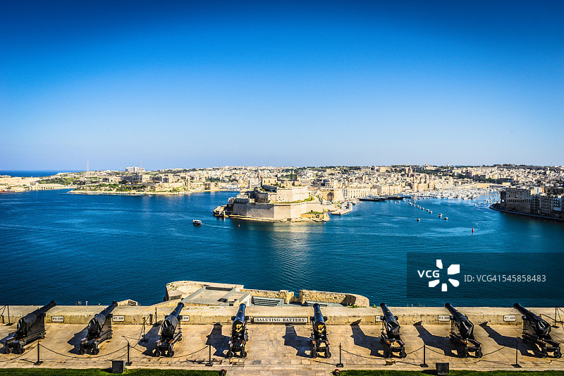 马耳他瓦莱塔：一排大炮图片素材