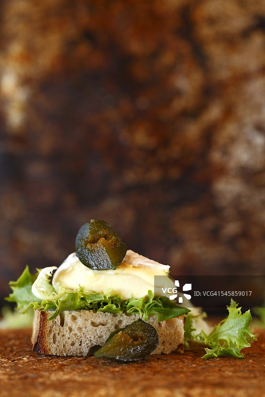 法国布里干酪三明治配无花果蜜饯图片素材