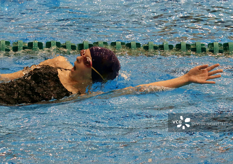 游泳的女人图片素材