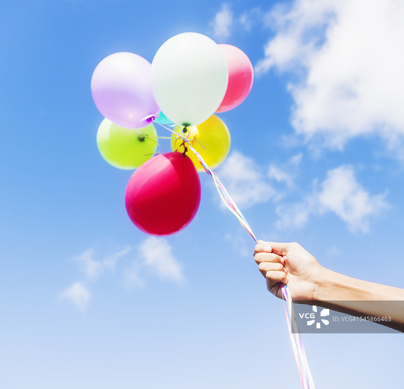 美国佛罗里达州朱庇特：拿着气球的年轻男人图片素材