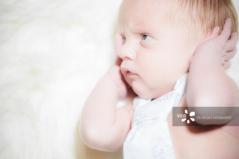 捂着耳朵的男宝宝图片素材