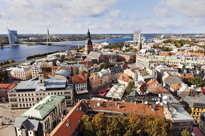 拉脱维亚里加老城区和远处河流的城市景观图片素材