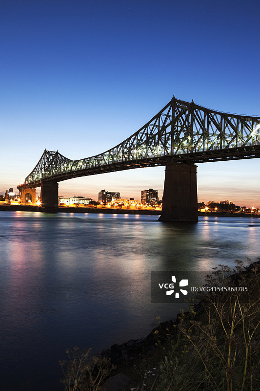 加拿大魁北克省蒙特利尔圣海伦岛，夜幕下的雅克·卡蒂埃大桥图片素材