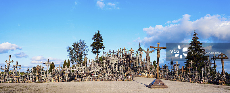 立陶宛，希奥利艾，多云天空下的十字架山图片素材