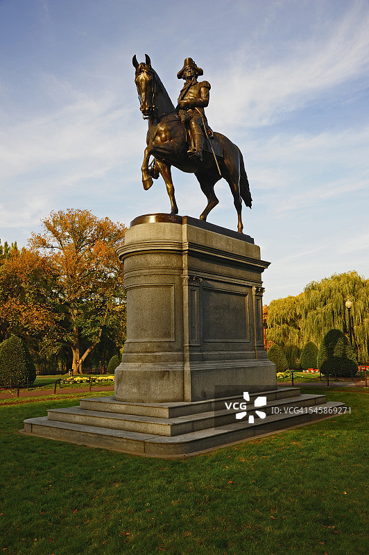 美国马萨诸塞州波士顿公共花园中的乔治·华盛顿雕像图片素材