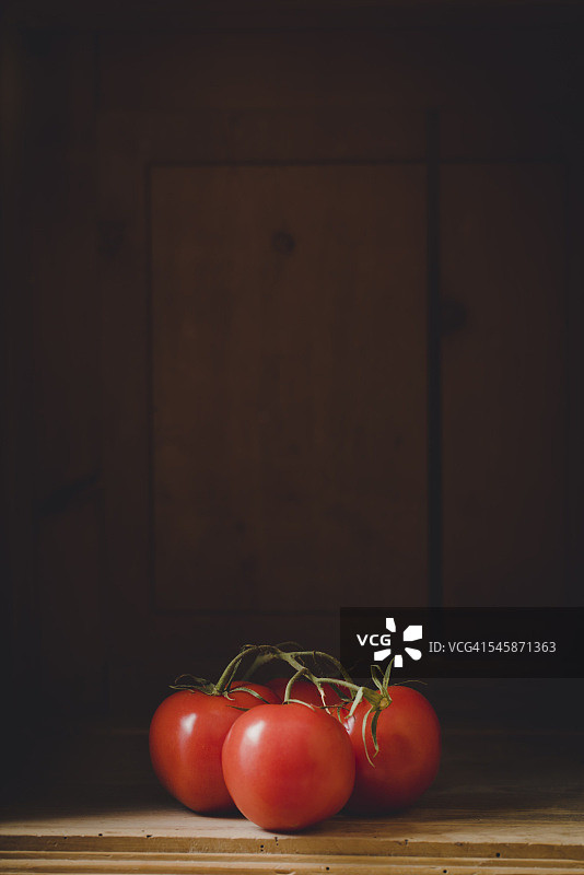 木制架子上的西红柿图片素材