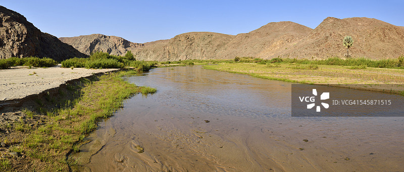 纳米比亚纳米布沙漠霍阿鲁西布河畔流水与植被图片素材