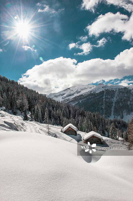 奥地利萨尔茨堡州：阿尔滕马尔克特-措岑塞，阳光下的滑雪区图片素材