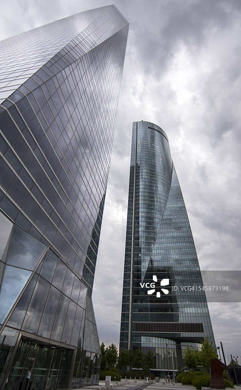 西班牙马德里欧洲之门与四塔商务区摩天大楼图片素材