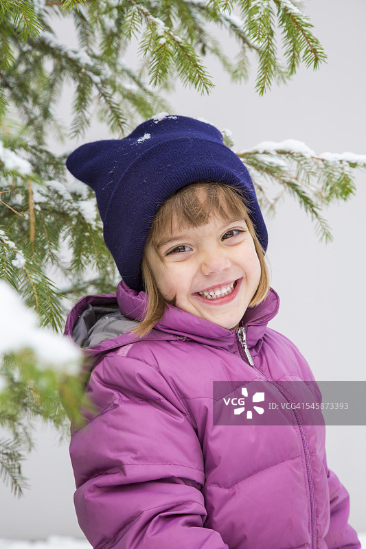 冬季微笑的女孩肖像图片素材
