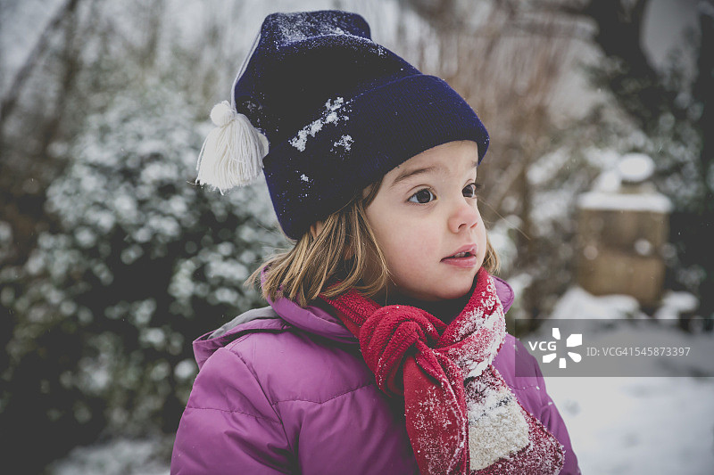 冬天里惊讶的小女孩的肖像图片素材