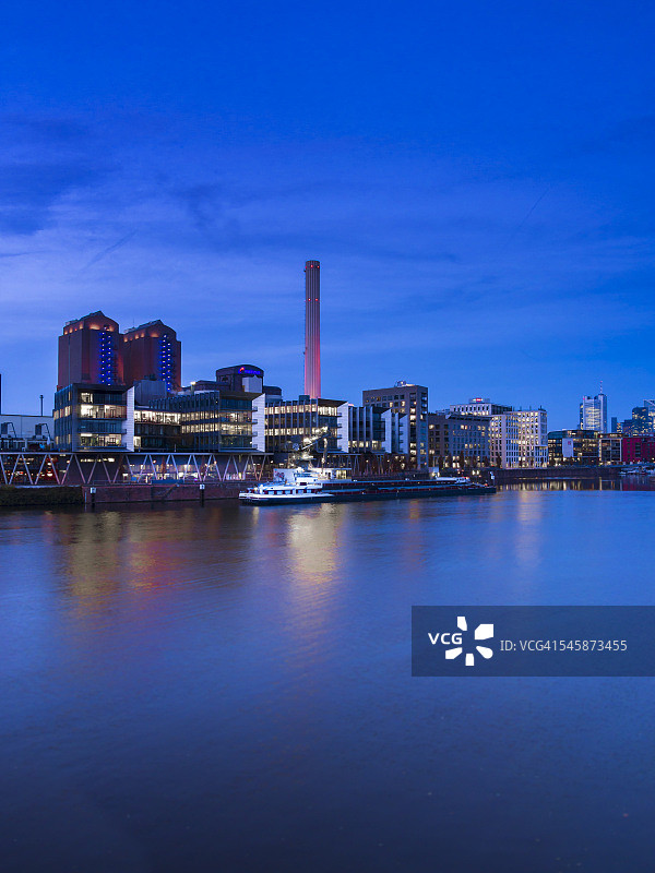 德国黑森州法兰克福：Westhafen码头1号的傍晚图片素材
