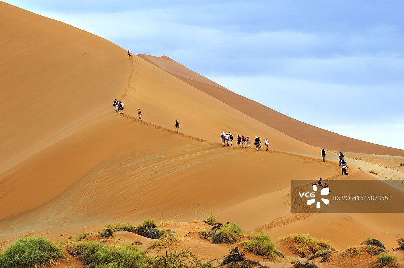 纳米比亚苏丝斯黎沙漠沙丘上的旅行团图片素材