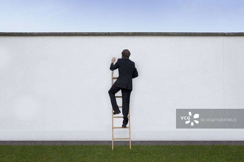 商务男士攀爬职业阶梯图片素材