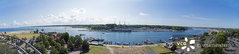 德国石勒苏益格-荷尔斯泰因州特拉弗明德：港口和帕萨特号帆船全景图片素材