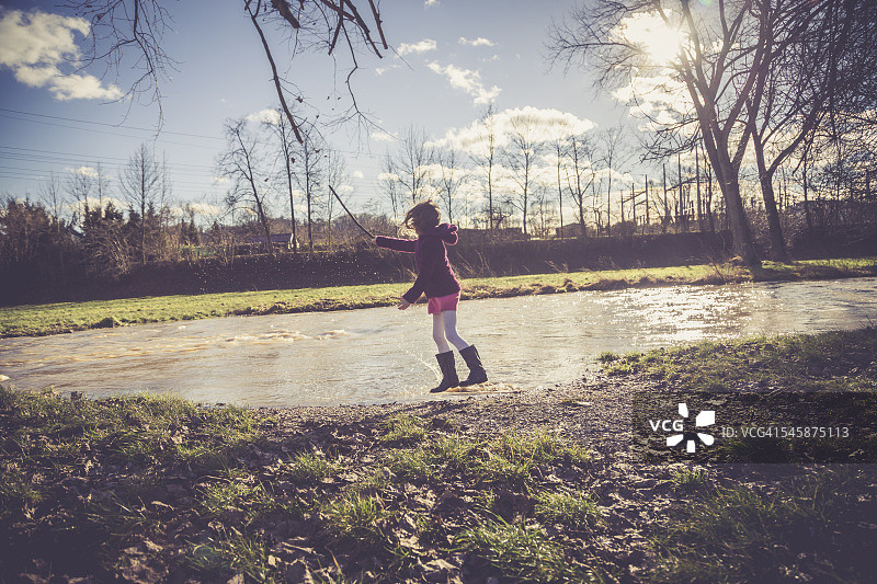 小女孩在玩水图片素材
