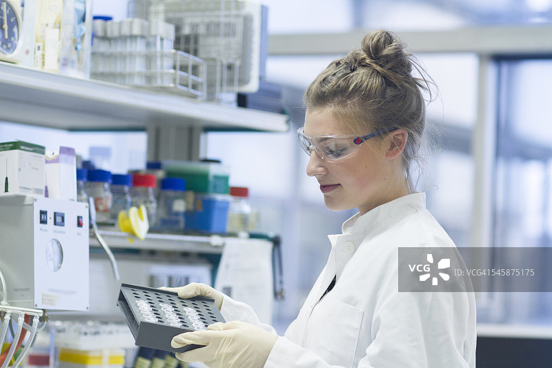 在实验室的生物学家拿着架图片素材