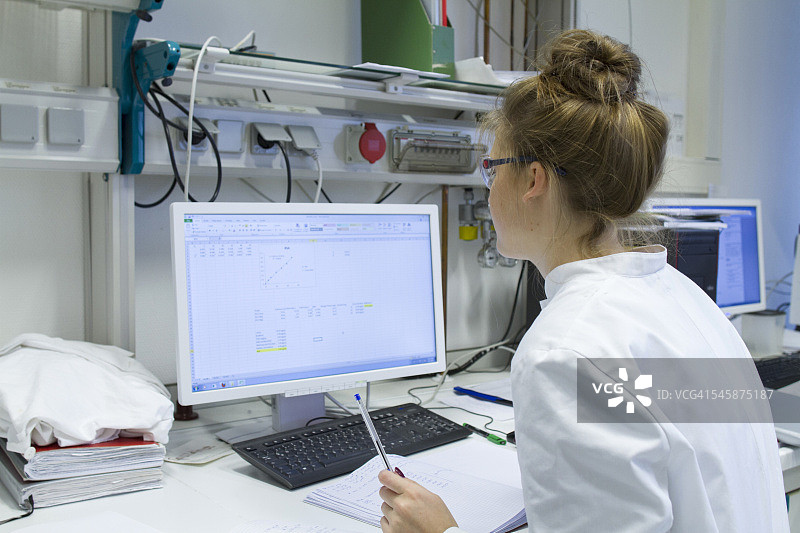 实验室技术员在电脑上记录工作图片素材