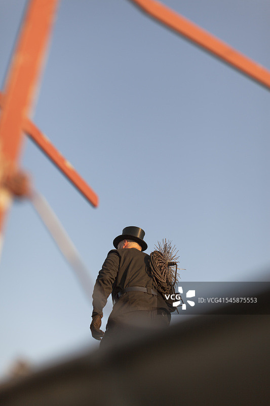 德国，屋顶上的烟囱清扫工图片素材