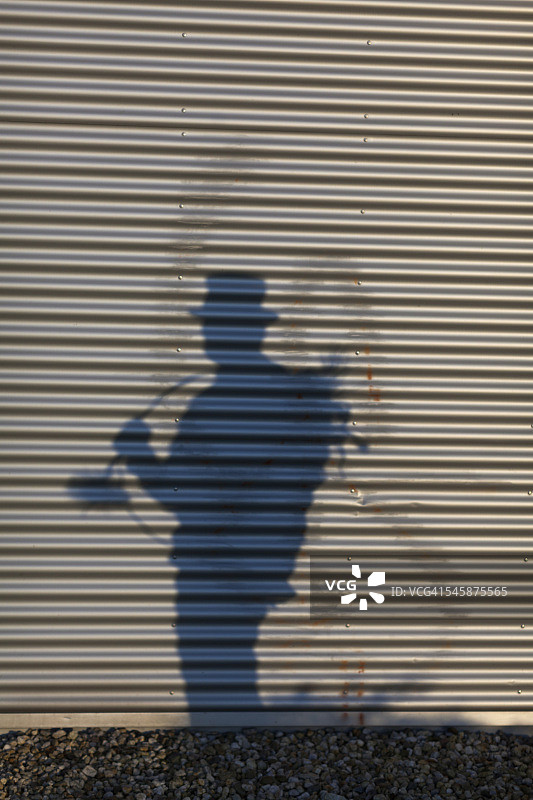 德国，烟囱清洁工在卷帘门上的剪影图片素材