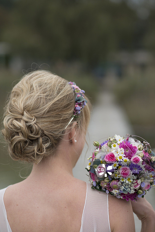 德国金发新娘盘发捧花背影图片素材