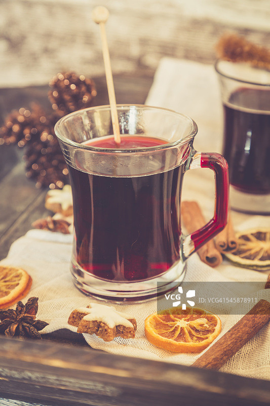 热红酒、橙片和肉桂星，布和木制托盘图片素材