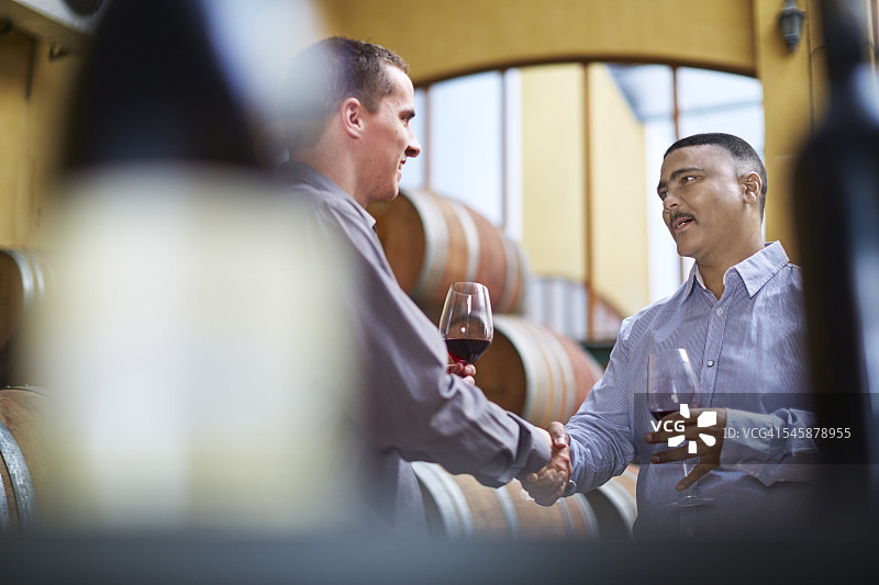 酿酒师在酒窖品酒图片素材