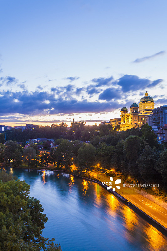 瑞士伯尔尼联邦宫和阿勒河城市风光（傍晚）图片素材