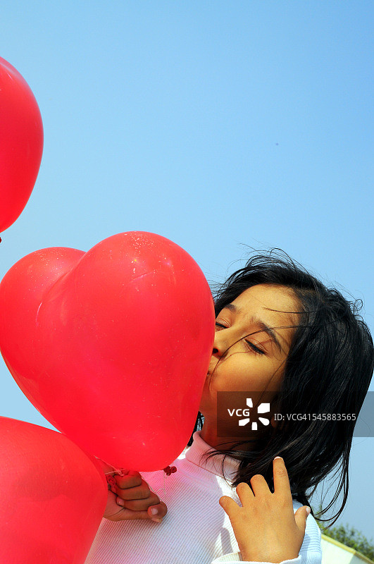 女孩亲吻气球图片素材
