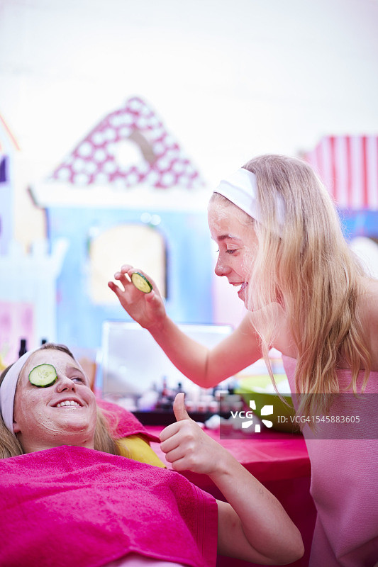 两个女孩在美容院享受护理图片素材