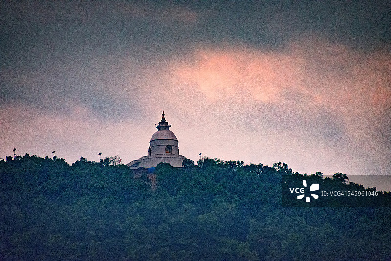 从尼泊尔博卡拉费瓦湖观看和平塔图片素材