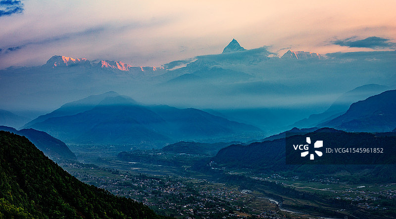 从尼泊尔博卡拉萨朗科特观喜马拉雅山脉图片素材