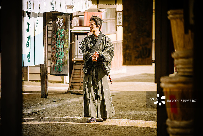 日本传统村落中的武士肖像图片素材