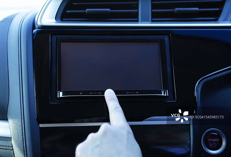 男人在车内使用导航系统，特写镜头图片素材