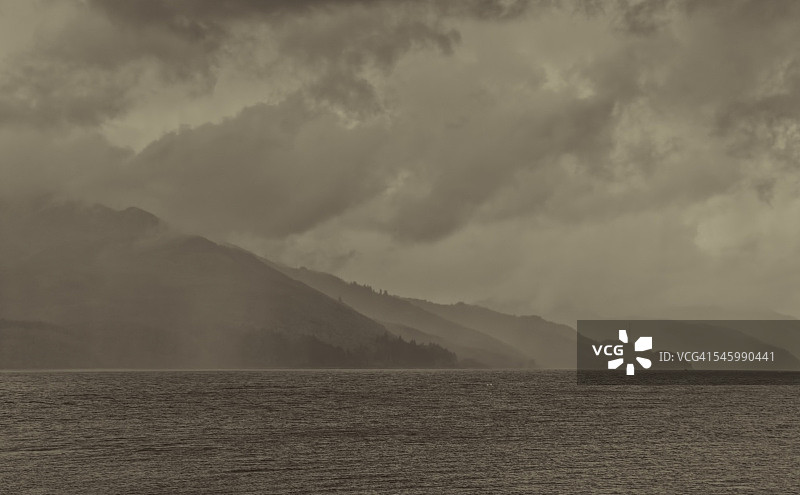 云雾缭绕的山丘图片素材