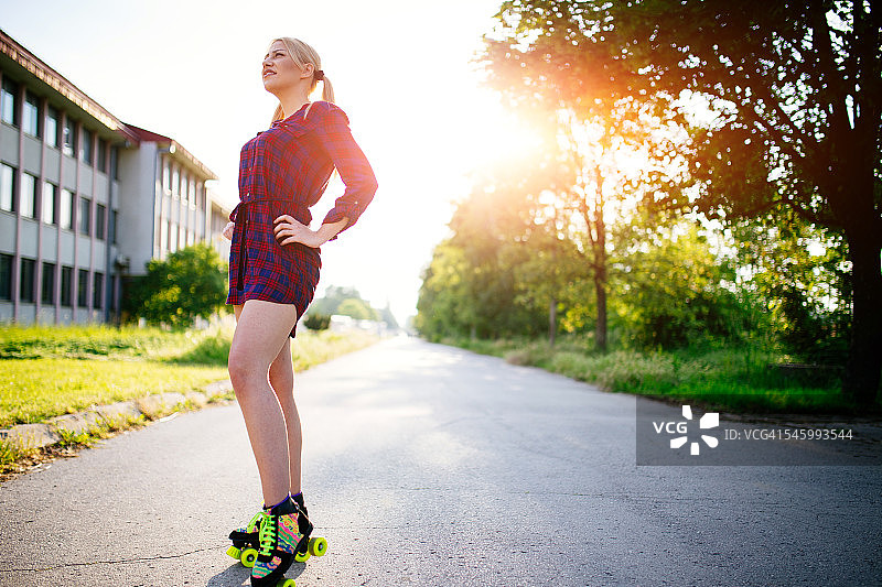 年轻女子穿着旱冰鞋摆姿势图片素材