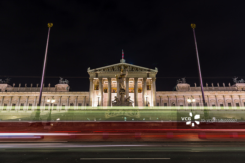 夜晚的奥地利议会大厦图片素材