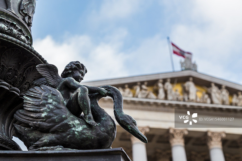 奥地利议会大厦前的小雕像图片素材