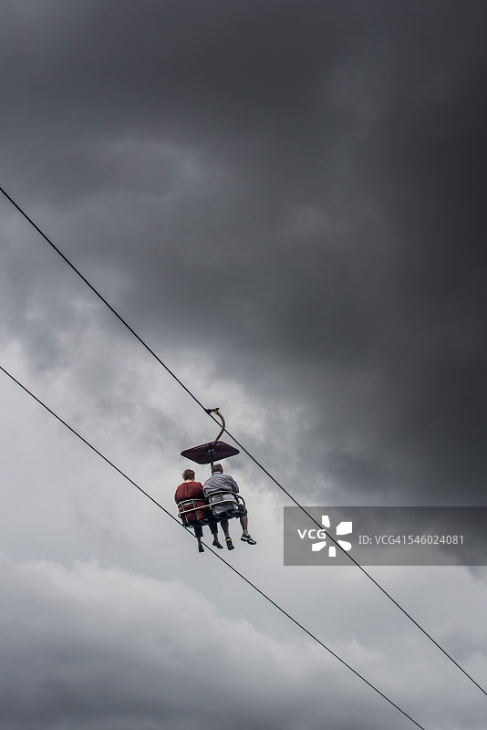 暴风云下的缆车图片素材