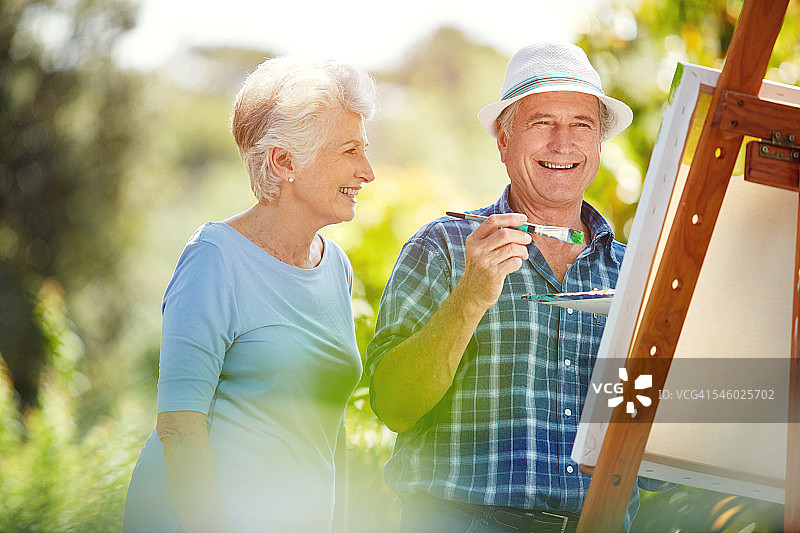 她喜欢看他画画图片素材