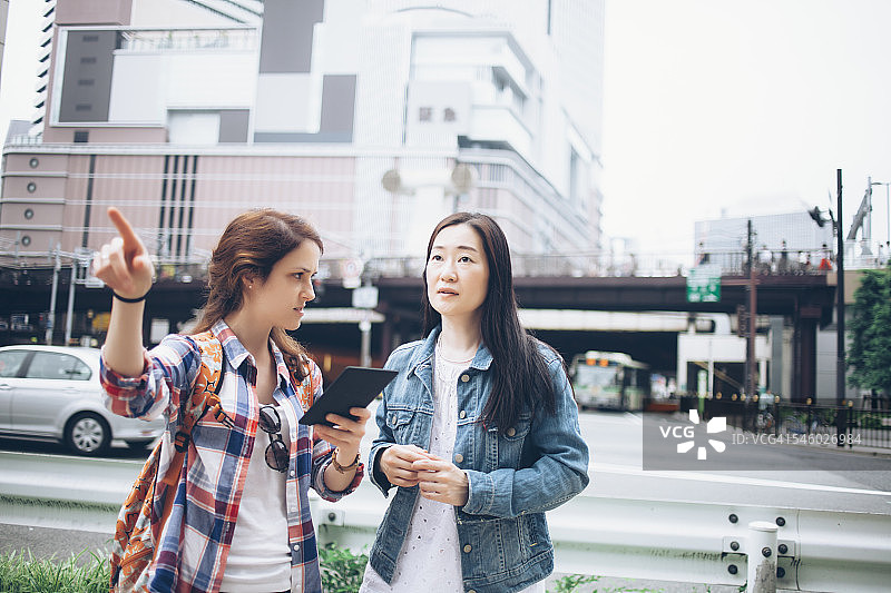 年轻女人在街上问路图片素材