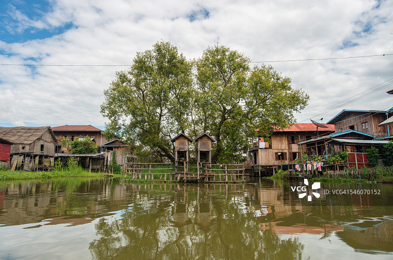 缅甸茵莱湖水上村庄图片素材