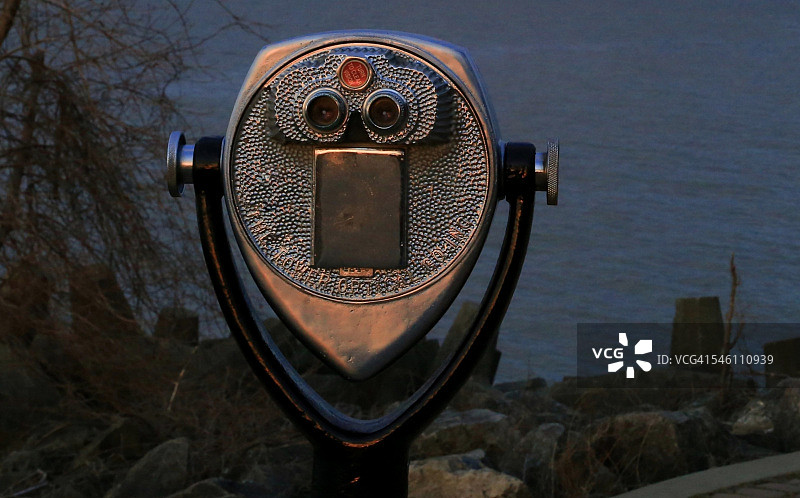 游客用双筒望远镜图片素材