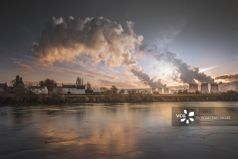 约克郡德拉克斯发电站的日落图片素材